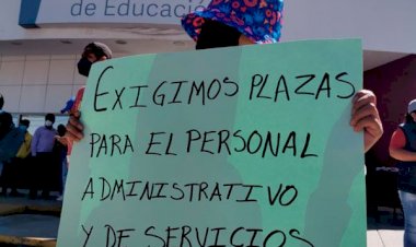 Protestan maestros en la SEP