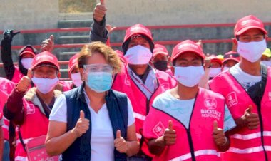 Alcaldesa de Ixtapaluca entrega apoyos a bicitaxistas ante pandemia