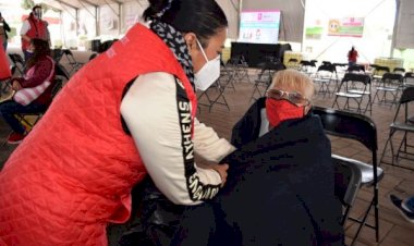 Voluntarios cuidan a personas en vacunación la covid-19 en Ixtapaluca