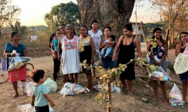 Reciben colonos de Ometepec apoyos alimentarios
