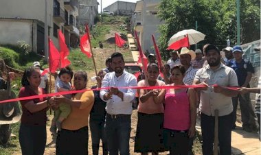 Antorchistas inauguran ampliación de red eléctrica en Xalapa