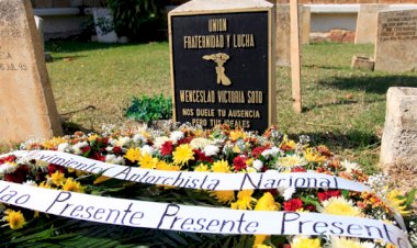 Antorchistas michoacanos rinden homenaje a Wenceslao Victoria Soto