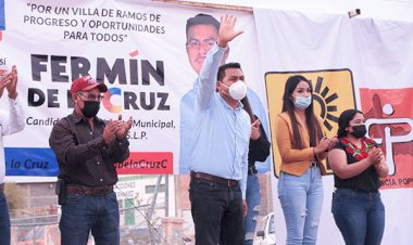 Fermín de la Cruz, candidato a la presidencia municipal de Villa de Ramos, presente en la comunidad de Los Hernández