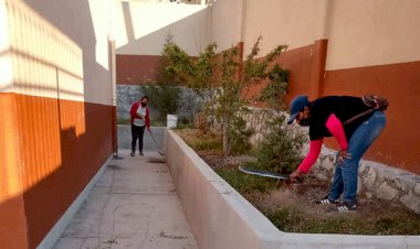 Maestro y padres de familia realizan faena en primaria de Pachuca