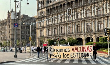 Estudiantes le exigen a AMLO agilidad en vacunación contra covid-19