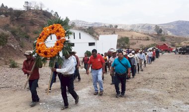 Rinden homenaje a mártires antorchistas en Zapotitlán Tablas