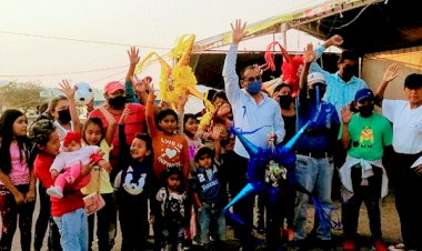 Colonos de Chilpancingo festejan Día del Niño en el plantón