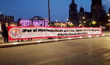 Familiares de muertos en la Línea 12 se manifiestan en Palacio Nacional