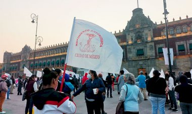 Familiares de muertos en la Línea 12 se manifiestan en Palacio Nacional