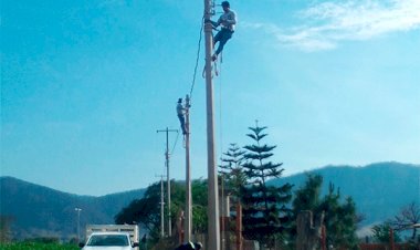 Electrifican comunidad marginada de Tuxpan por gestión de Antorcha