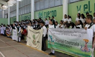 Celebran día de la bandera con concurso de escoltas