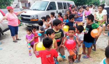Organizaciones civiles regalan juguetes a los niños en La Antorcha