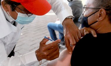 Reciben adultos de 50-59 años primera dosis de vacuna anticovid en Ixtapaluca
