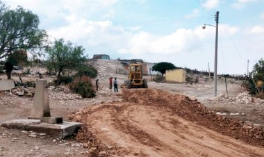 Inició la rehabilitación de calles principales en la comunidad de Coyotillos, Charcas