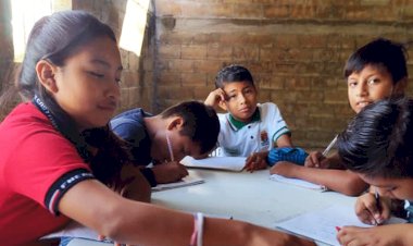 Ante la falta de apoyo gubernamental, estudiantes acondicionan escuela