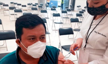 Reciben vacunas docentes del CBta 110 en Acatlán