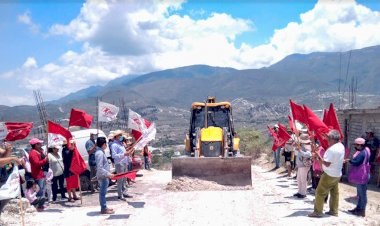 Continúa asfaltado de acceso a colonias antorchistas de Chilpancingo