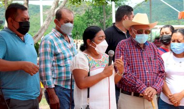 Entrega kiosco rehabilitado presidenta de Tecomatlán