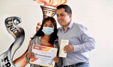 Héctor Javier Álvarez Ortiz reconoce a estudiantes destacados de Nicolás Romero
