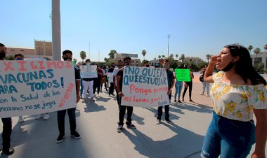 Estudiantes adheridos a la FNERRR se manifestación por vacunas