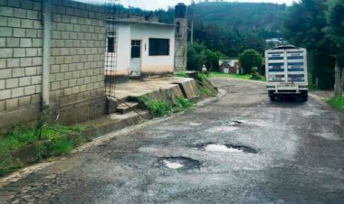 Denuncian enormes baches en calles de localidades de Tenancingo