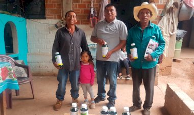 Con la entrega de herbicidas, inicia Antorcha trabajo en Xochihuehuetlán