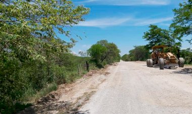 Inicia restauración de caminos en comunidades de Mante