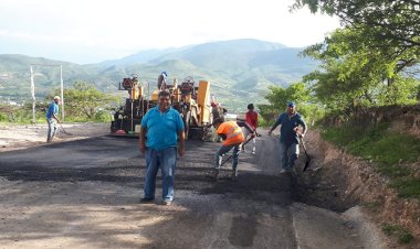 Avanza asfaltado del acceso a colonias antorchistas de Chilpancingo