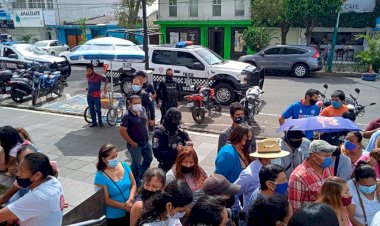 Antorchistas protestando CMAS por falta de agua en colonias populares de Xalapa.