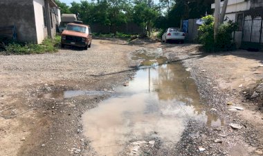 Reportan antorchistas fuga de agua en colonia de Tamaulipas