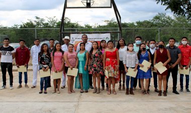 En el olvido y sin apoyo educativo, así egresan jóvenes de Tiholop, Yaxcabá