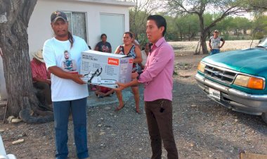 Antorcha entrega motosierra a ganador de rifa en Tamaulipas