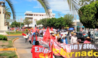 Marchan antorchistas en Pachuca y Huejutla; exigen atención y solución al gobernador Omar Fayad 