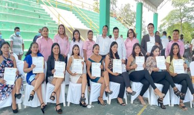 Escuela antorchista de nivel superior entrega títulos a 22 profesionistas en Tantoyuca
