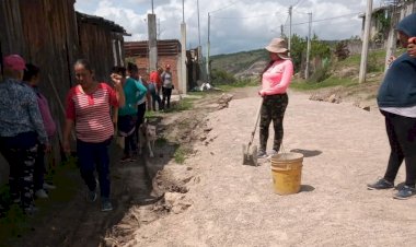 Sin apoyo del Ayuntamiento, colonos arreglan sus calles