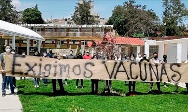 Estudiantes piden: “vacunas sí, genocidio no”