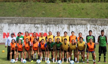 Entrega de material deportivo a selectivo femenil de fútbol del IDSDM
