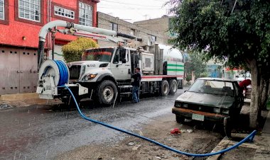 Limpian coladeras en la cabecera municipal de La Paz