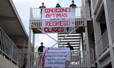 AMLO impone regreso a clases en Semáforo rojo; estudiantes insisten en vacunación 