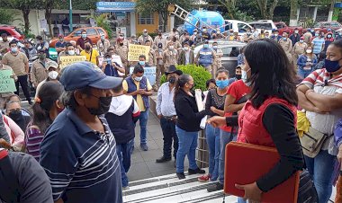 Usuarios llevan 2 años solicitando ante  CMAS contratos de agua en Xalapa