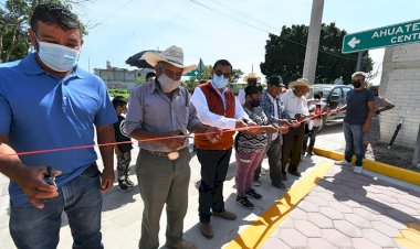 Alcalde de Santa Inés Ahuatempan inaugura obra pública