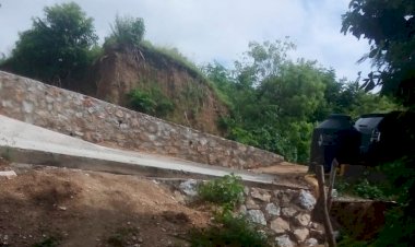 Ayuntamiento repara calle y construye muro de piedra en colonia de Acapulco