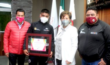 Reconoce Maricela Serrano a medallista de frontón oriundo de Ixtapaluca  