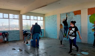 Docentes de la escuela Emiliano Zapata realizan faena para mejorar su institución