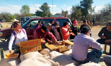 Ayuntamiento de Charcas entrega insumos agrícolas a campesinos