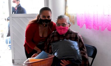Dan alimentos de la canasta básica a adultos mayores en Ixtapaluca  