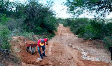 Ante la indiferencia del Ayuntamiento, habitantes de Alaquines rehabilitan caminos afectados por el paso de Grace