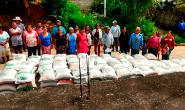 Reciben fertilizante productores de maíz de Chilapa 