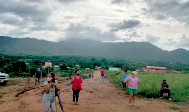 Antorchistas de Manzanillo limpian espacios públicos con daños menores por lluvias 