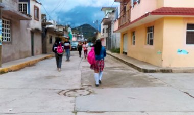 Con volantes habitantes de Tenancingo invitan a jóvenes a conocer preparatoria antorchista